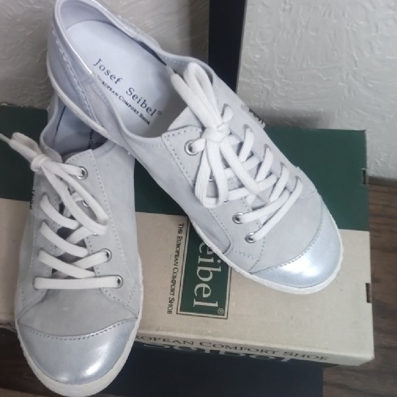 9. NWT SIZE 6/7 Josef Seibel Women's White and Gray Sneakers - Picture 3 of 5